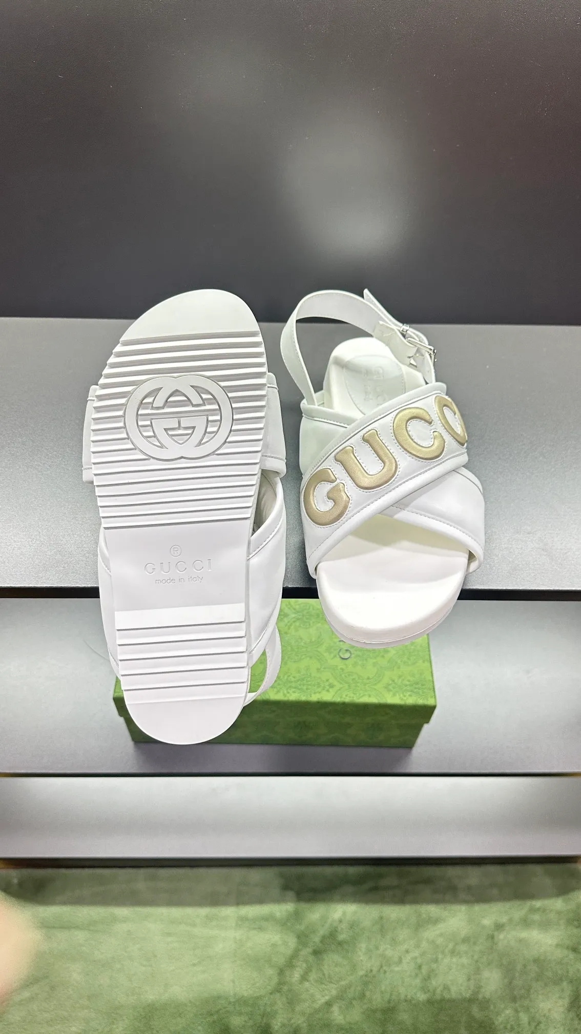[G Family Couple Style] P: 320💰Female size 36~40 Men's size 39~45, (46. Custom-made GG slippers for men and women. This slipper is made of GG polyester fiber and is decorated with a Gucci label on the front, which adds a striking logo feel to the style. Beige GG recycled polyester fiber, same size for men and women, leather trim